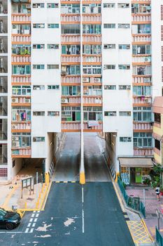香港城市街道旁，现代住宅楼的外墙细节清晰可见