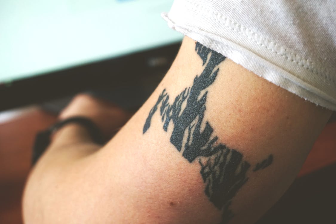 бесплатная Крупный план руки с татуировкой Стоковое фото