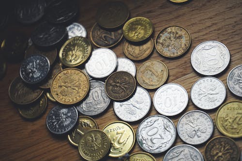 무료 테이블에 동전의 클로즈업 스톡 사진