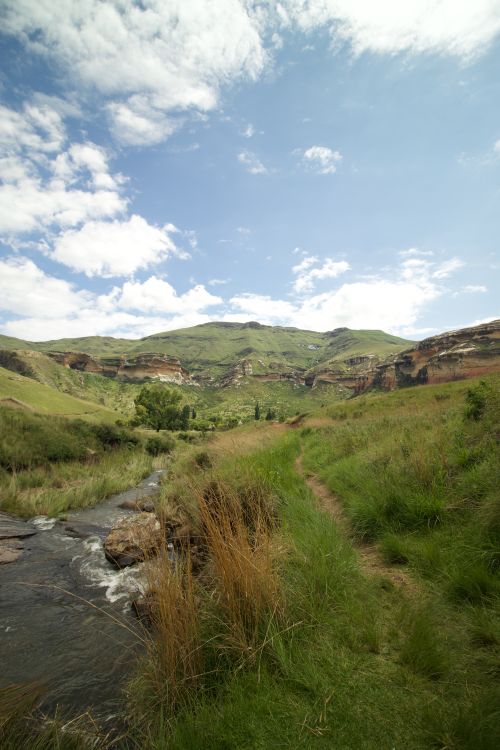 Free Explore the lush landscapes and flowing river of the Drakensberg Mountain trails. Stock Photo