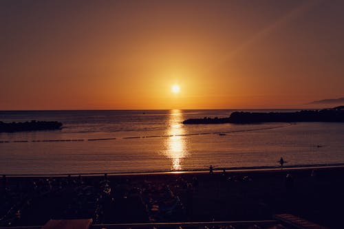 無料 日没時の空を背景にした海の美しい景色 写真素材