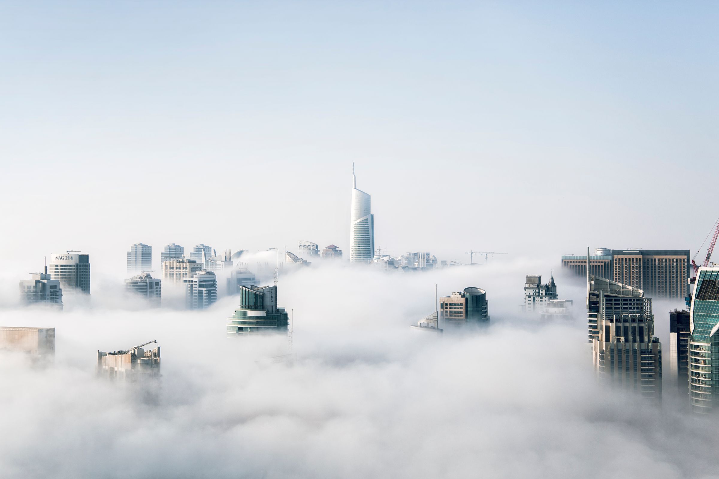 Tours émergeant d'une nappe de brume