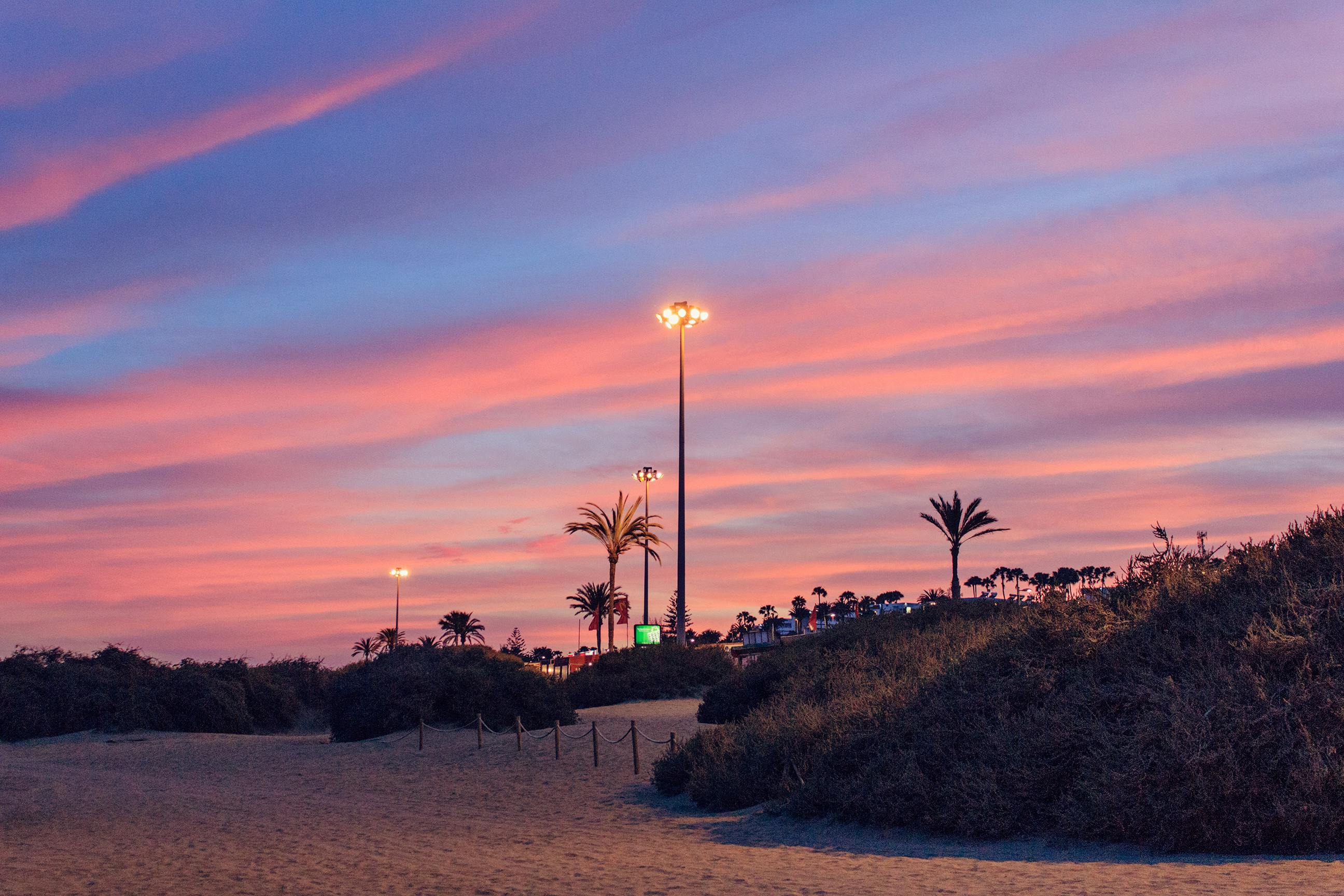 日落景色令人惊叹，宁静的海滩上空色彩缤纷