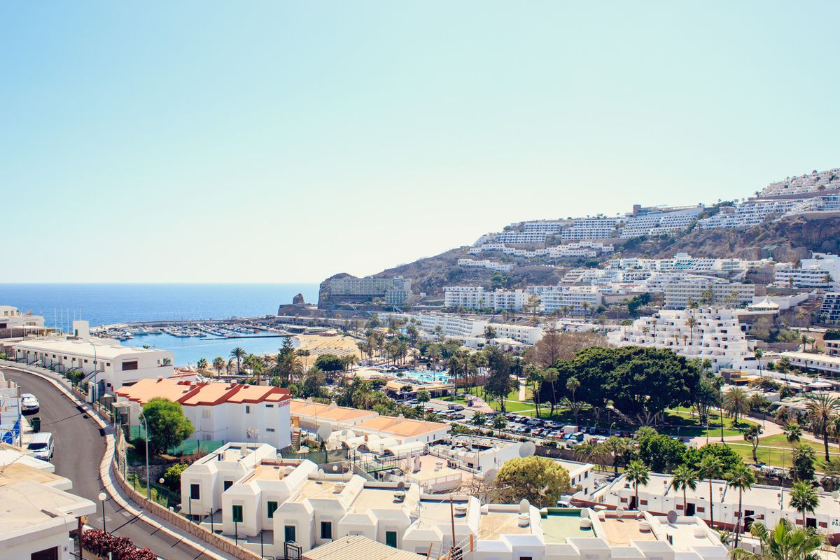 Unde te cazezi în Gran Canaria - oraș pe malul oceanului la lumina zilei