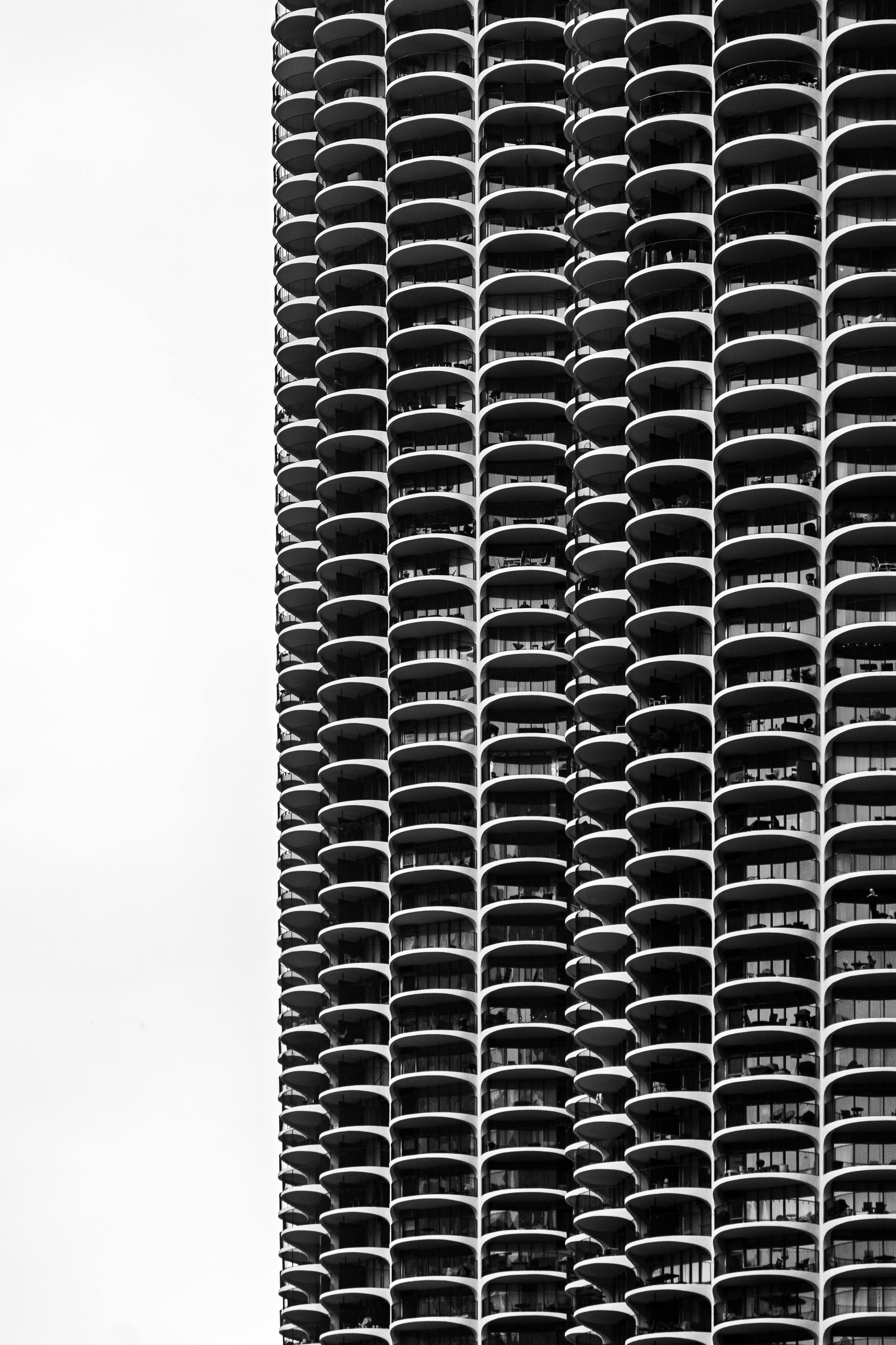 Black and white photo of Marina City Towers, showcasing its unique honeycomb design against a clear sky.