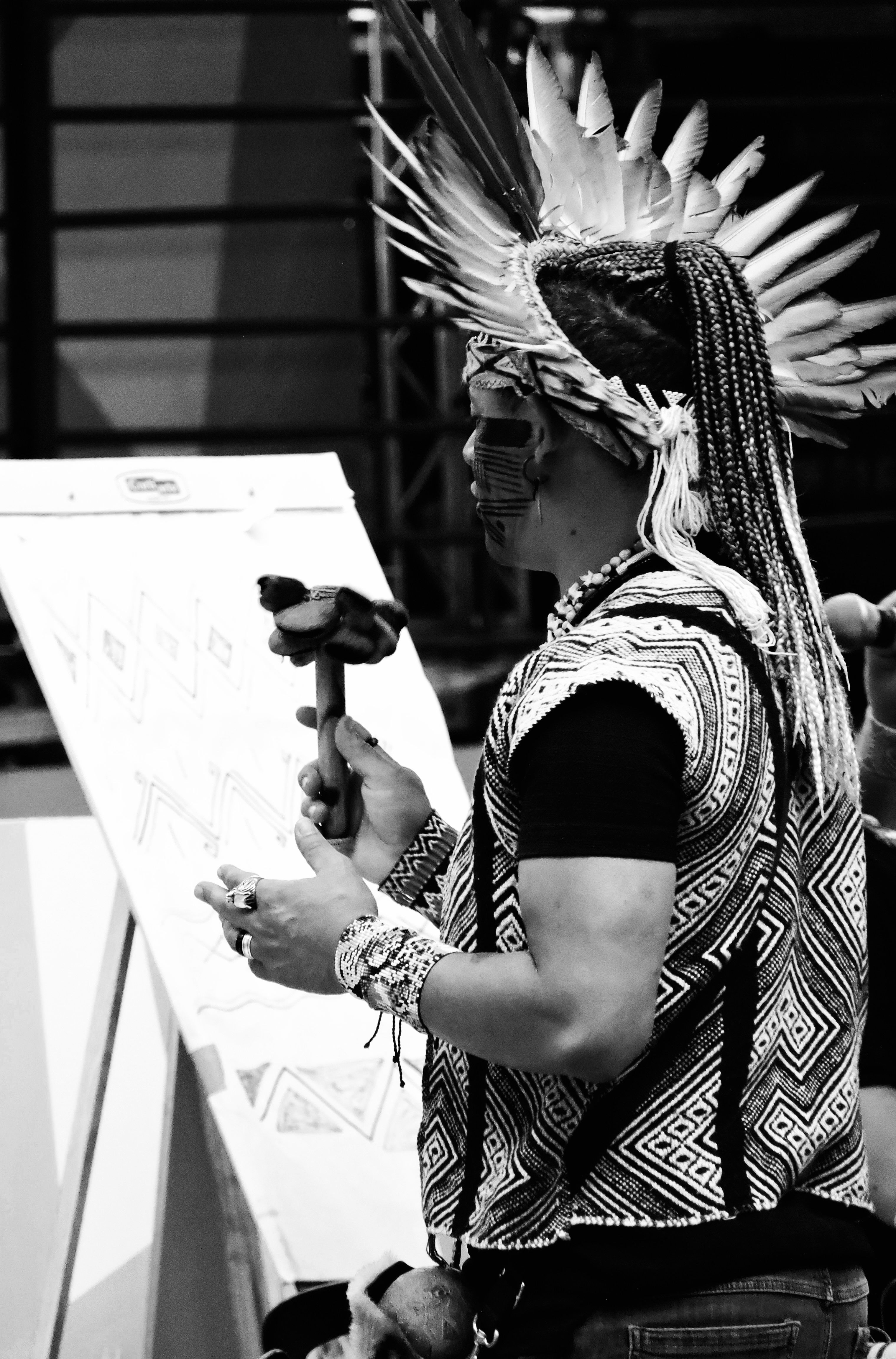Gratis Imagen en blanco y negro de una persona indígena actuando con atuendo y tocado tradicionales. Foto de stock