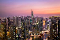 黄昏时分，迪拜的天际线呈现出迷人的景色，充满活力的城市灯光与摩天大楼交相辉映