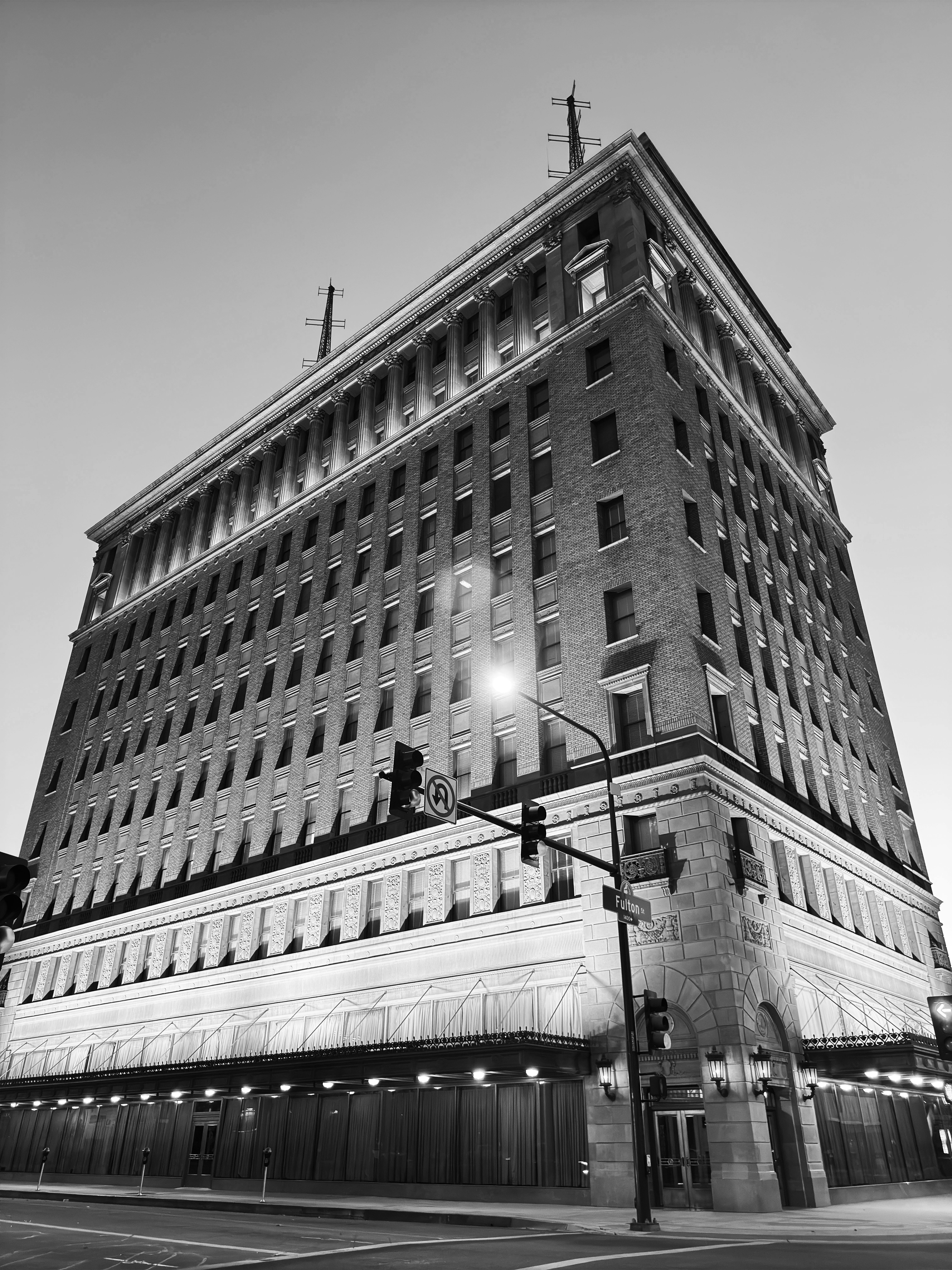 Gratis Et slående svart-hvitt-bilde av en klassisk bybygning som utstråler en moderne, men likevel vintage-følelse. Arkivbilde