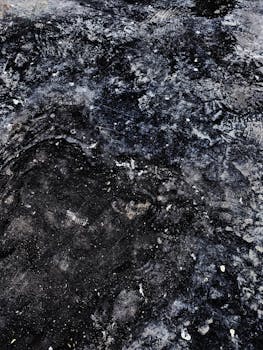 特写图展示了崎岖石头表面的纹理，呈现出自然图案和侵蚀效果