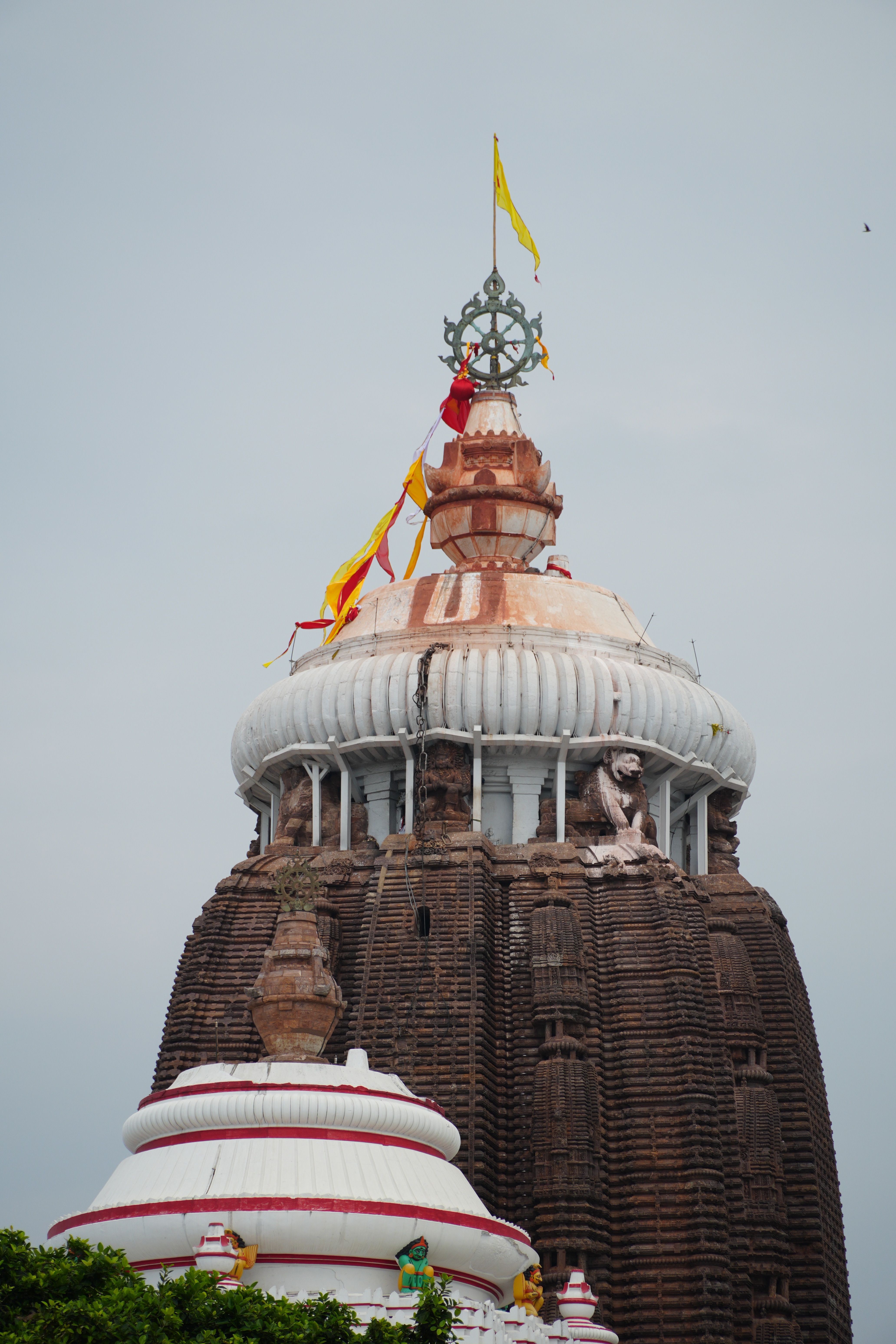 Kostenlos Das Shikhara des Jagannath-Tempels ist unter einem klaren Himmel mit bunten Flaggen geschmückt. Stock-Foto
