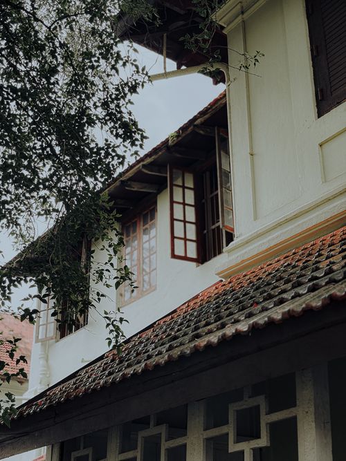 Free Charming view of traditional architecture in Ernakulam, Kerala showcasing intricate details and lush greenery. Stock Photo