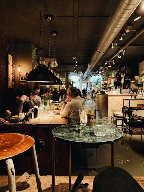 Pessoas Sentadas Dentro De Um Restaurante