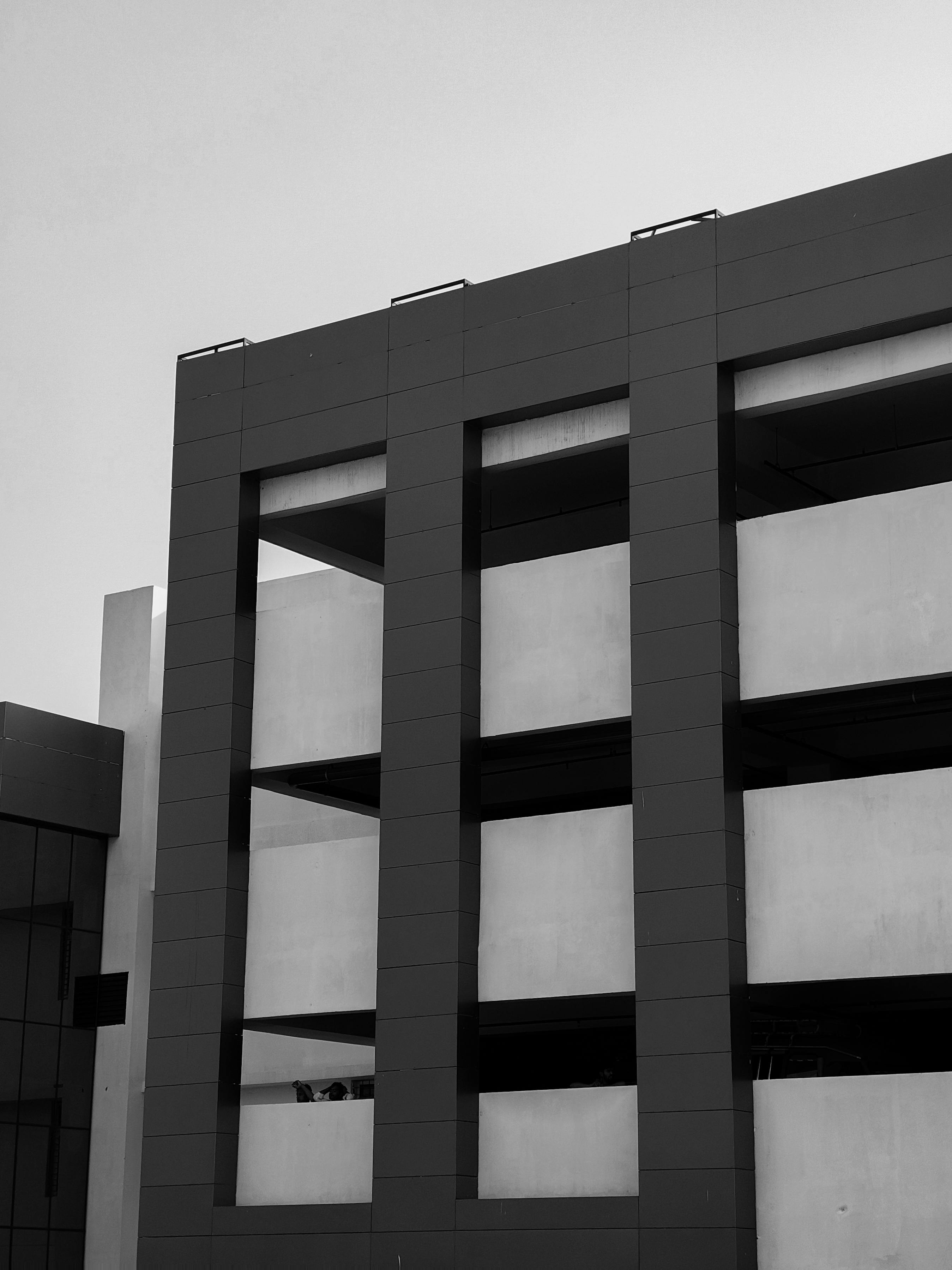 Gratis Fotografía en blanco y negro de un edificio de arquitectura moderna con un diseño minimalista. Foto de stock