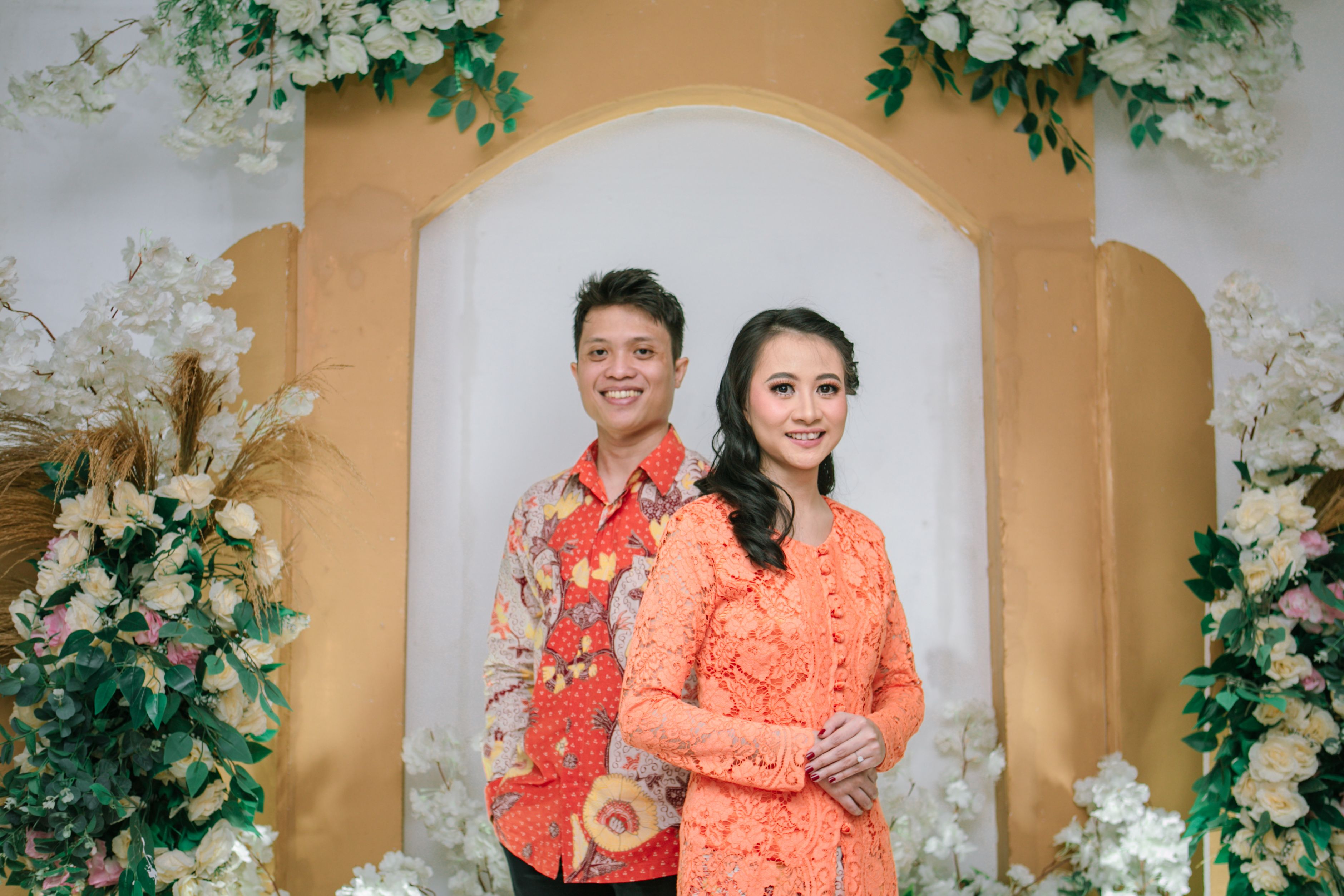 Elegant Couple in Traditional Indonesian Attire · Free Stock Photo