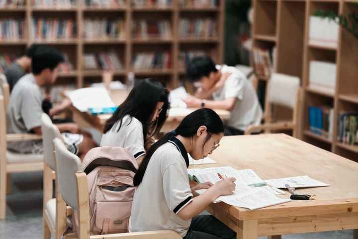 中国大陆大学图书馆阅览室里自习的学生