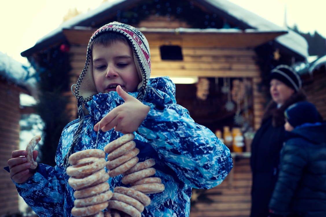 免费 男孩抱着甜甜圈 素材图片