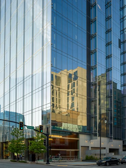 Free Skyscraper with reflective glass facade in downtown Nashville, Tennessee. Stock Photo
