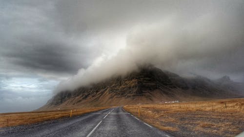 고속도로 위에 폭풍 구름