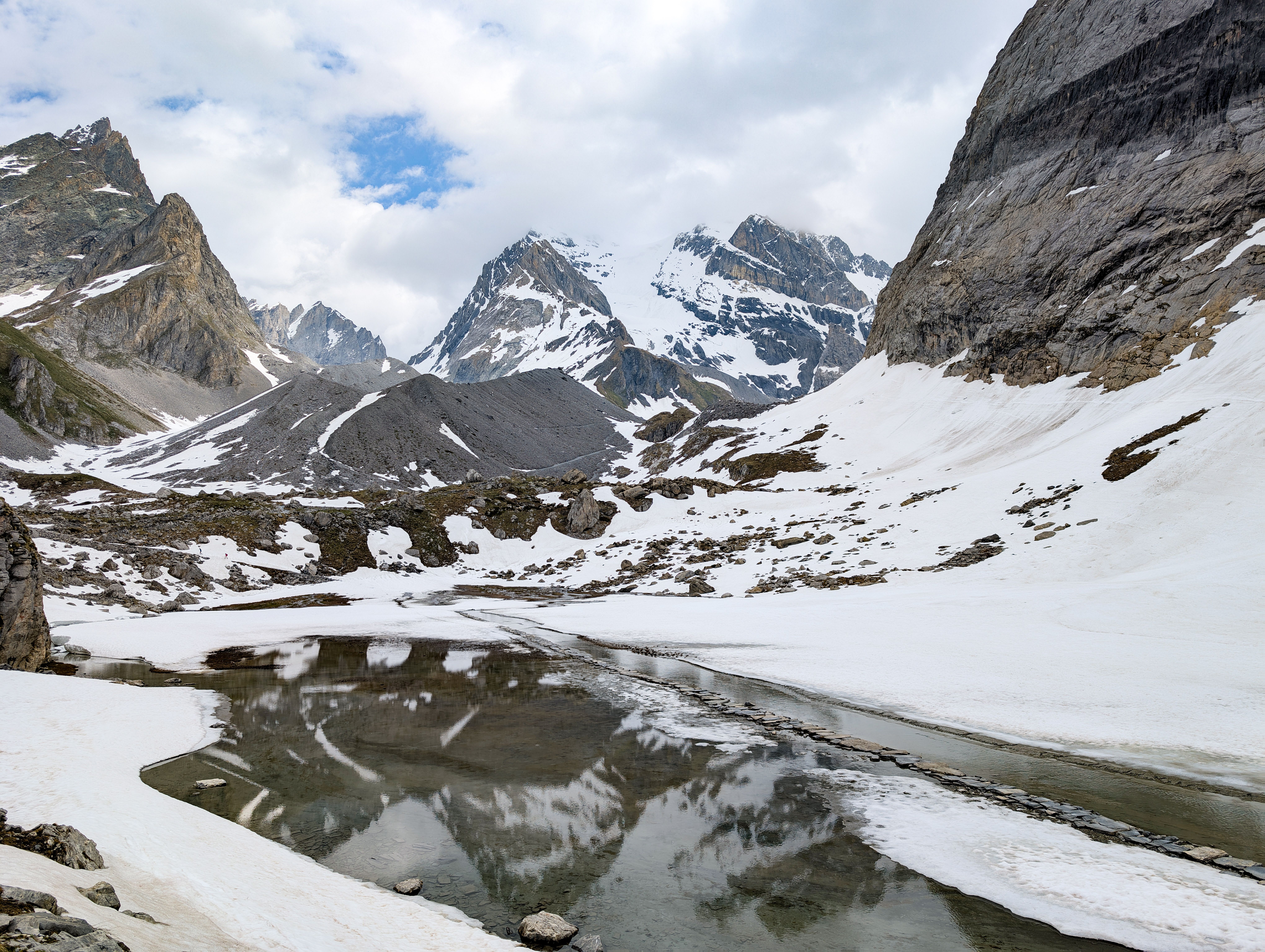 Breathtaking view of snowy mountains and a serene lake in Vanoise National Park, France. - Parque natural de Vanoise