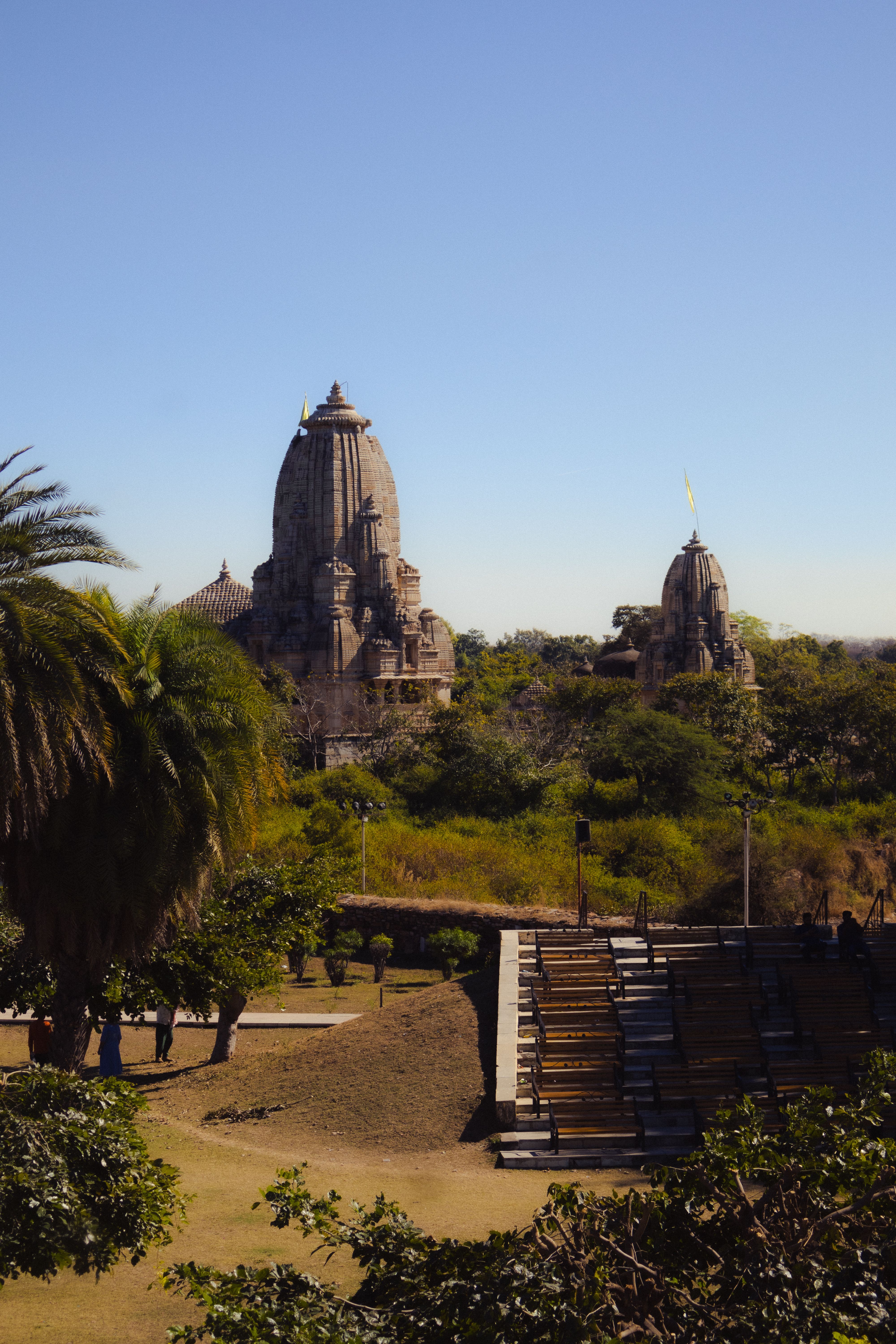 Kostenlos Blick auf alte Tempel, umgeben von üppigem Grün und klarem blauen Himmel. Stock-Foto