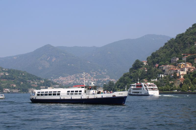 Promenadă îngustă deasupra apei, pe malul Lacului Como