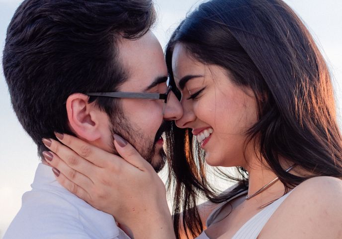Online dating: starting a conversation on a niche platform