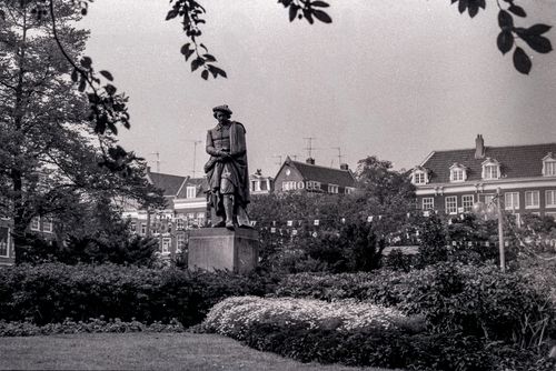 Free Artistic black and white photo of a statue in an Amsterdam park, showcasing vintage architecture. Stock Photo