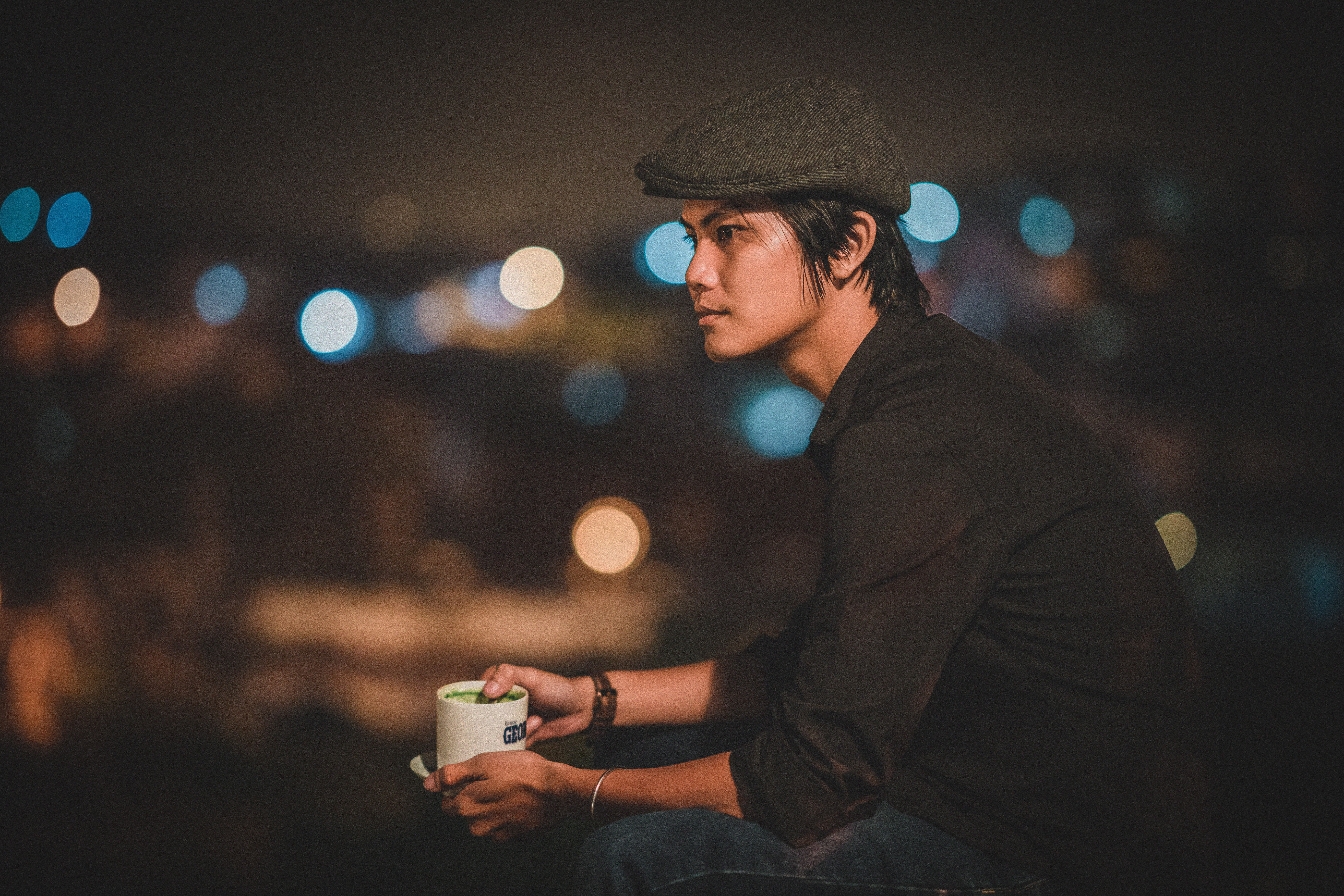 深夜独酌的成熟男 真的走出来了 情感配图