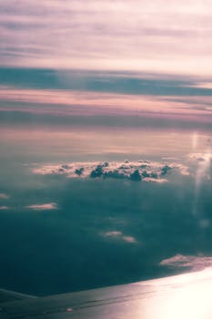 从飞机舷窗望去，暮色中柔光笼罩的云海令人着迷