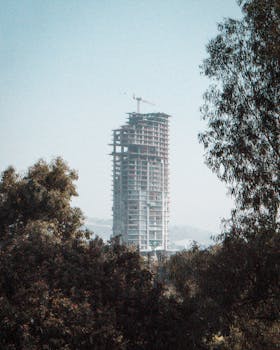 蒂华纳一栋高楼正在建设中，绿树成荫，天空晴朗