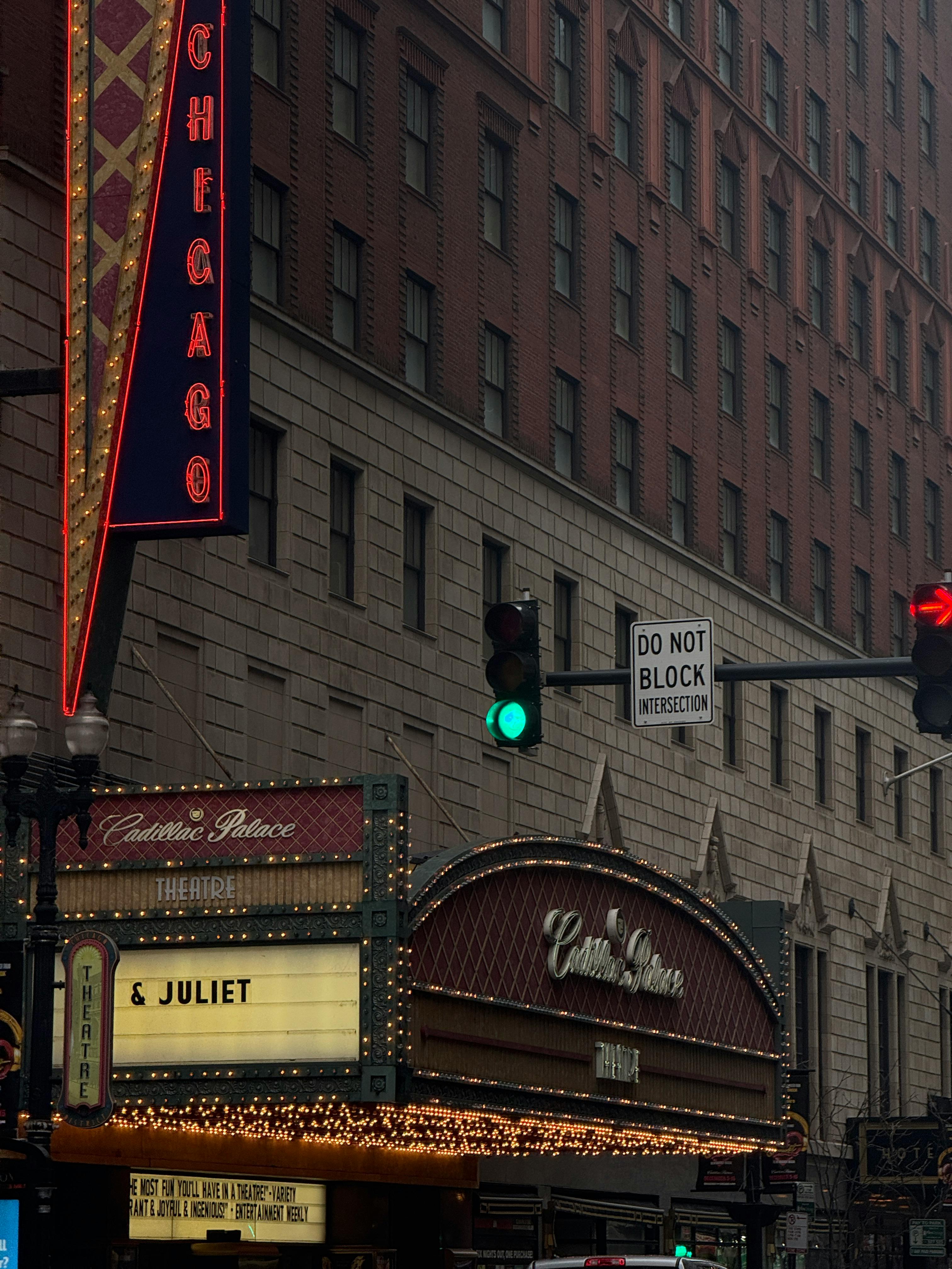 Miễn phí Cảnh đêm của rạp chiếu phim Cadillac Palace ở Chicago với đèn giao thông và mặt tiền tòa nhà. Ảnh lưu trữ