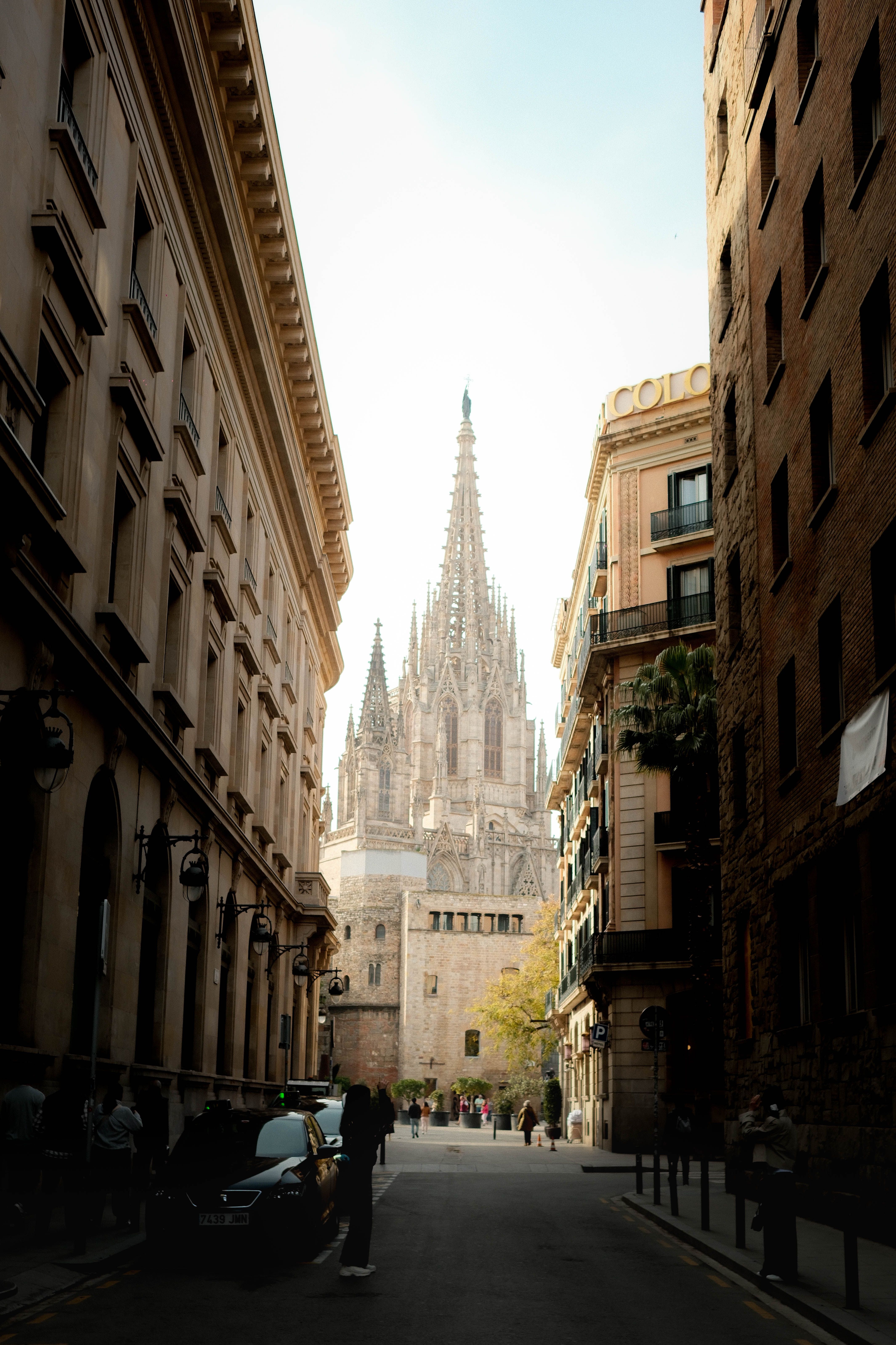 Catedrala din Barcelona văzută din străzile înguste ale cartierului gotic Barri Gòtic