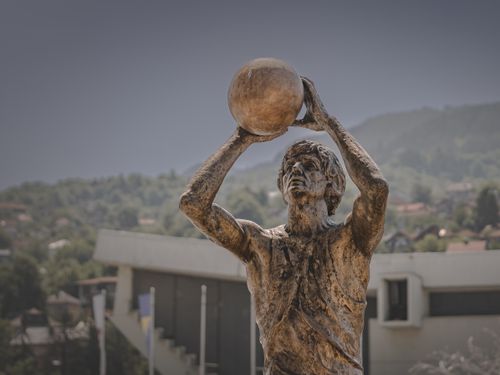 Free A bronze statue of a basketball player capturing a dynamic pose in Sarajevo, Bosnia and Herzegovina. Stock Photo