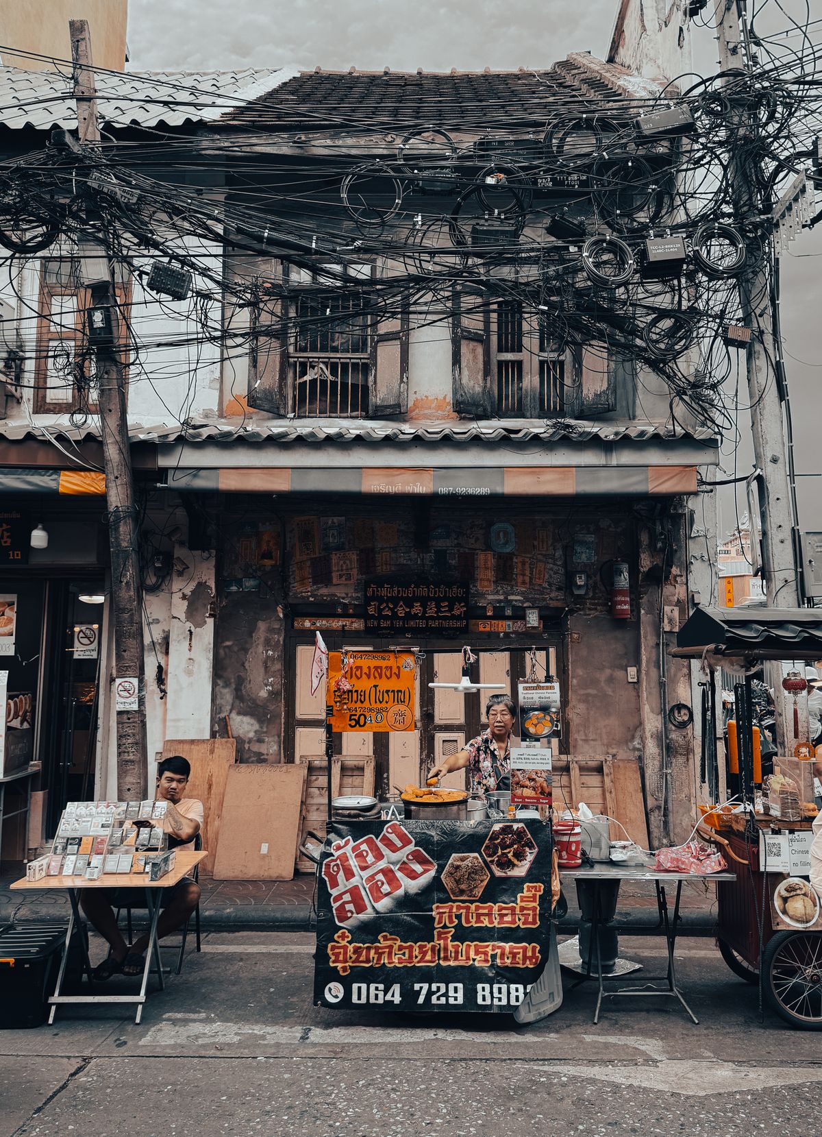 Bangkok - viață de stradă pe Khao San Road, cu ricșă tradițională