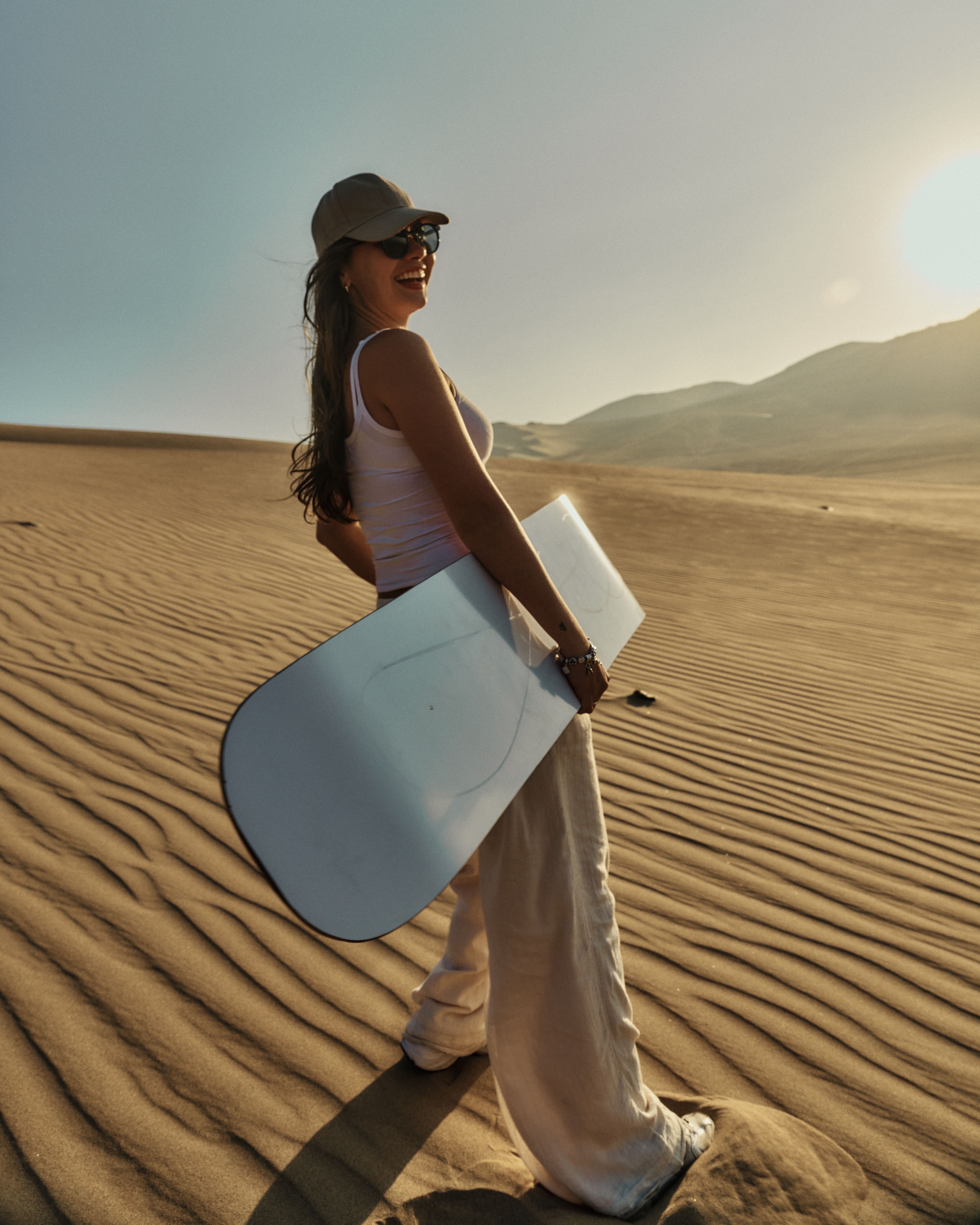Turista con sandboard