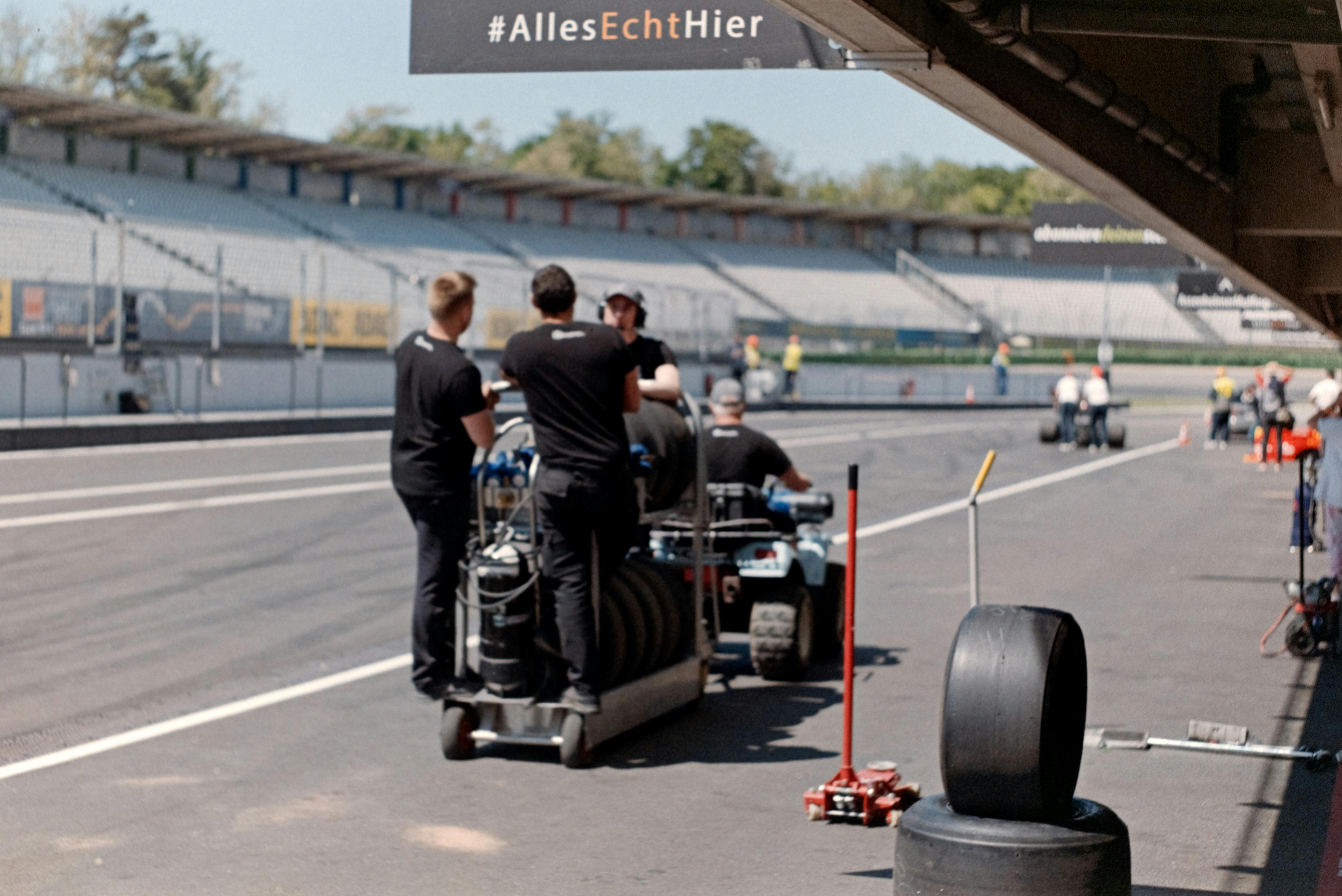 ContiScoot: over 30 Tire Sizes for Urban Mobility and Everyday Commuting — Photo by Der_ Hördt on Pexels
