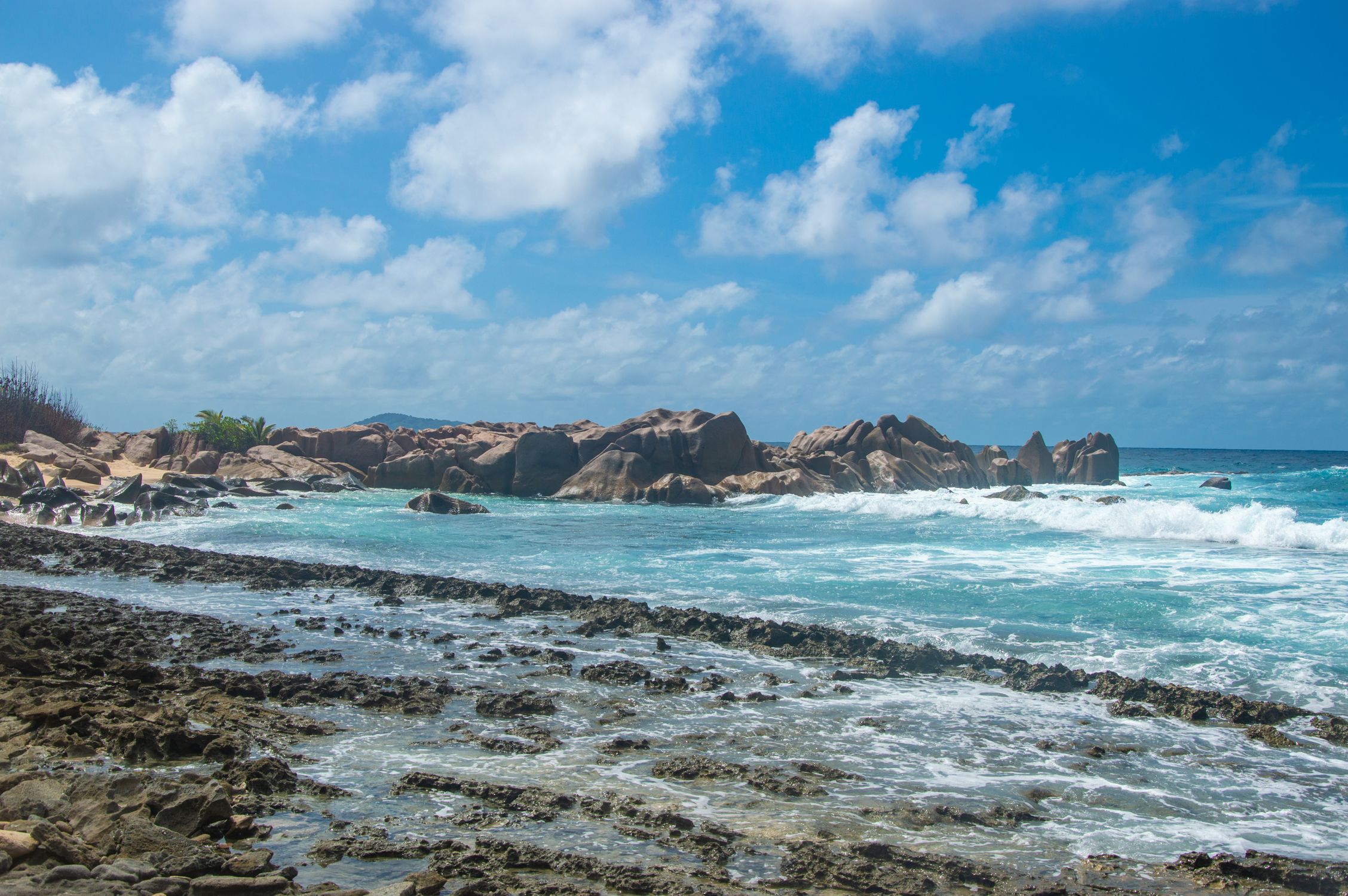 Playa Rocosa Rd Impresionante Costa Rocosa Bajo Un Cielo Brillante · Foto de stock gratuita