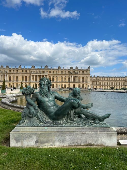 Free A detailed view of a statue by the Palace of Versailles reflecting historic French architecture. Stock Photo