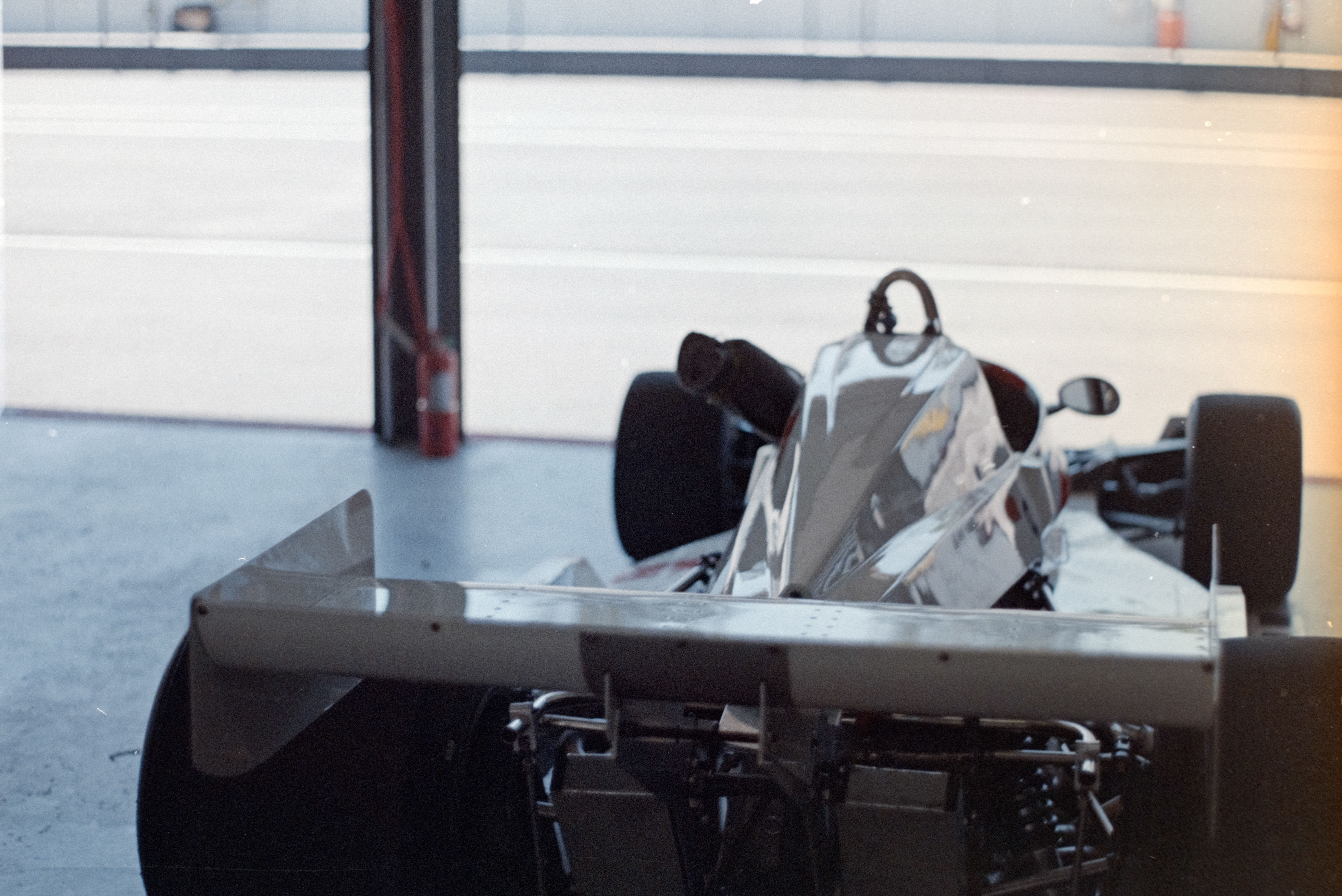Bir Formula 1 aracının arka kanadına yakın çekim