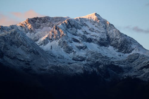 Gratis Gunung Kelabu Yang Tertutup Salju Foto Stok