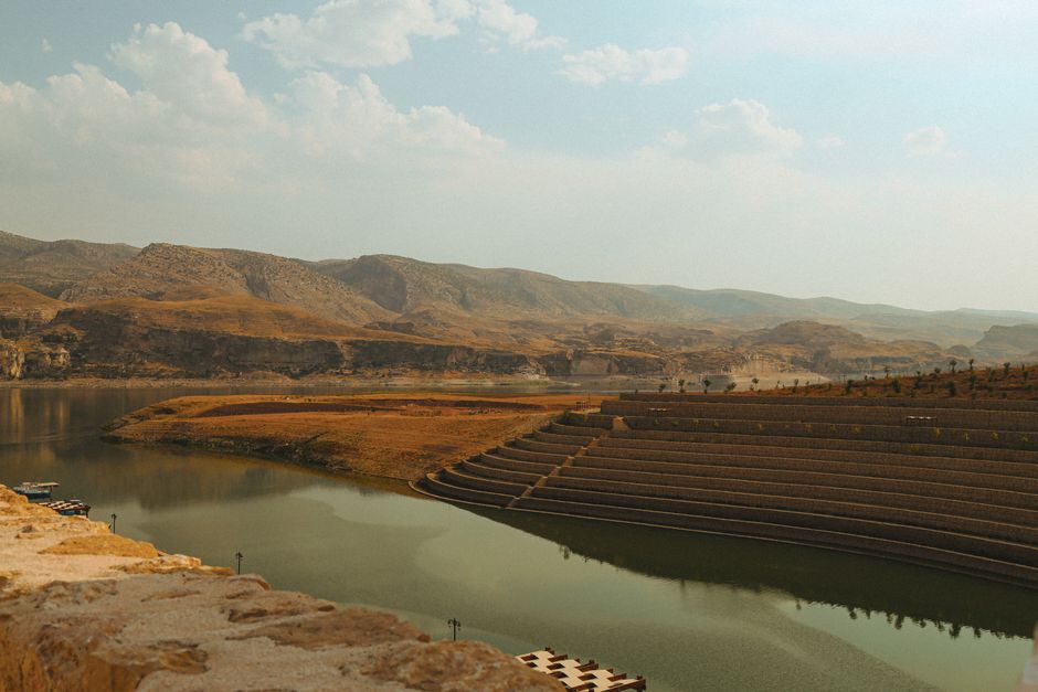 Beautiful panoramic view overlooking the landscape and water in Hasankeyf under a clear sky.
