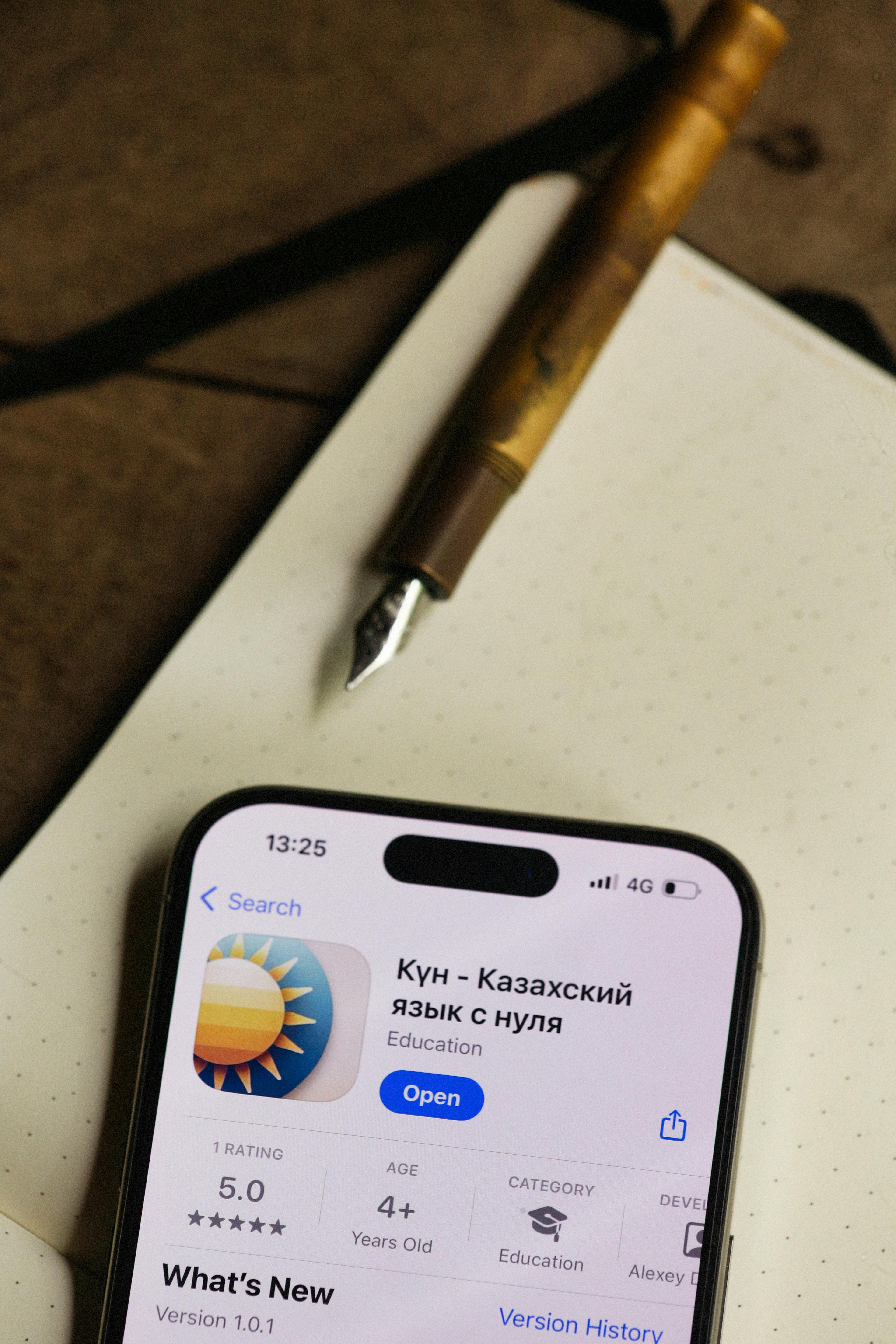 Gratis Primo piano di uno smartphone con un'app didattica in russo su un tavolo. Foto a disposizione