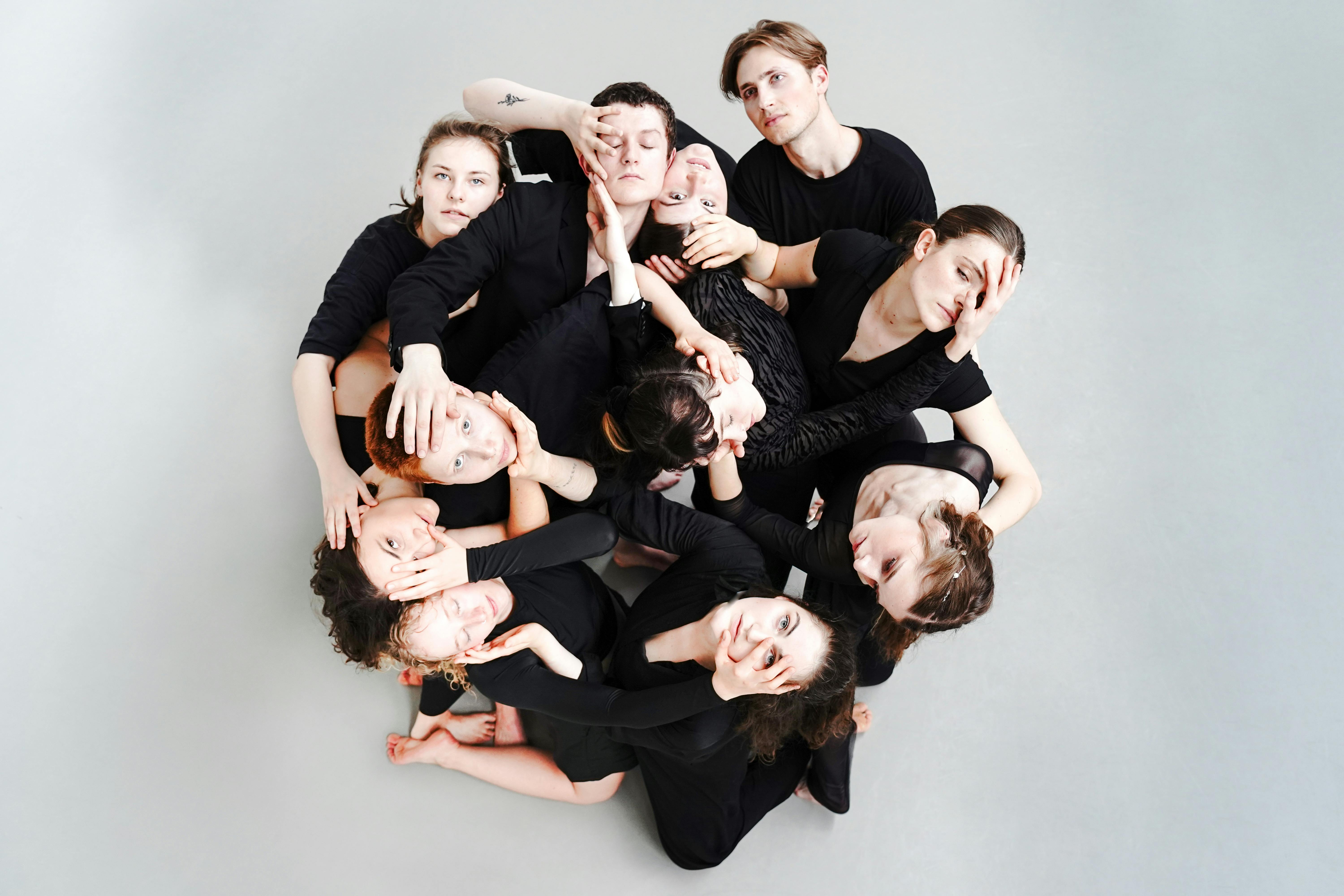 Gratuit Vue aérienne d'un groupe de danse expressif formant un cercle dans un studio à Hambourg. Photos