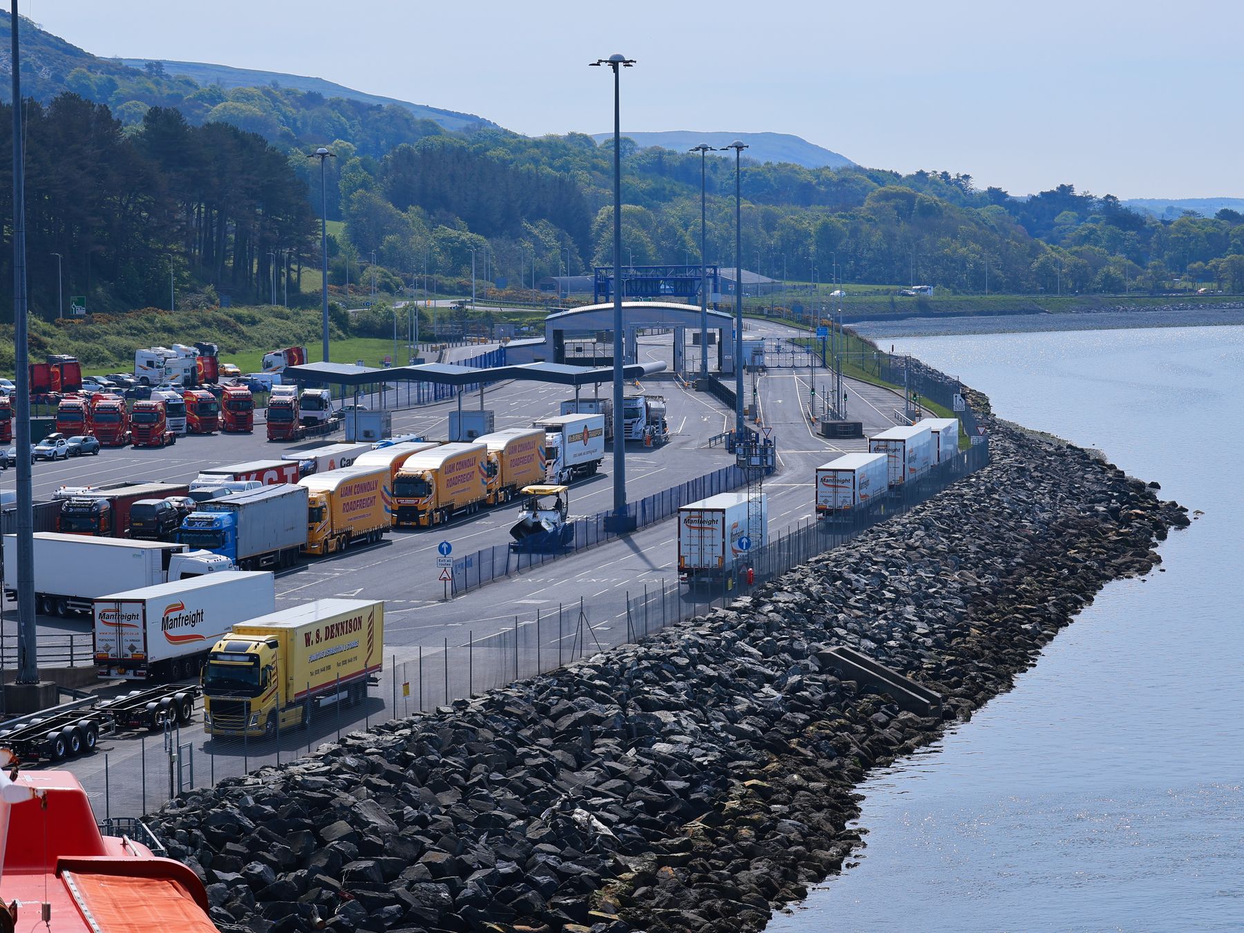 Cefn Cribwr — man and van team loading a removal van