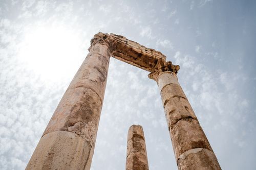 Free Majestic ancient Roman columns at Amman's historic Citadel under a bright sky. Stock Photo