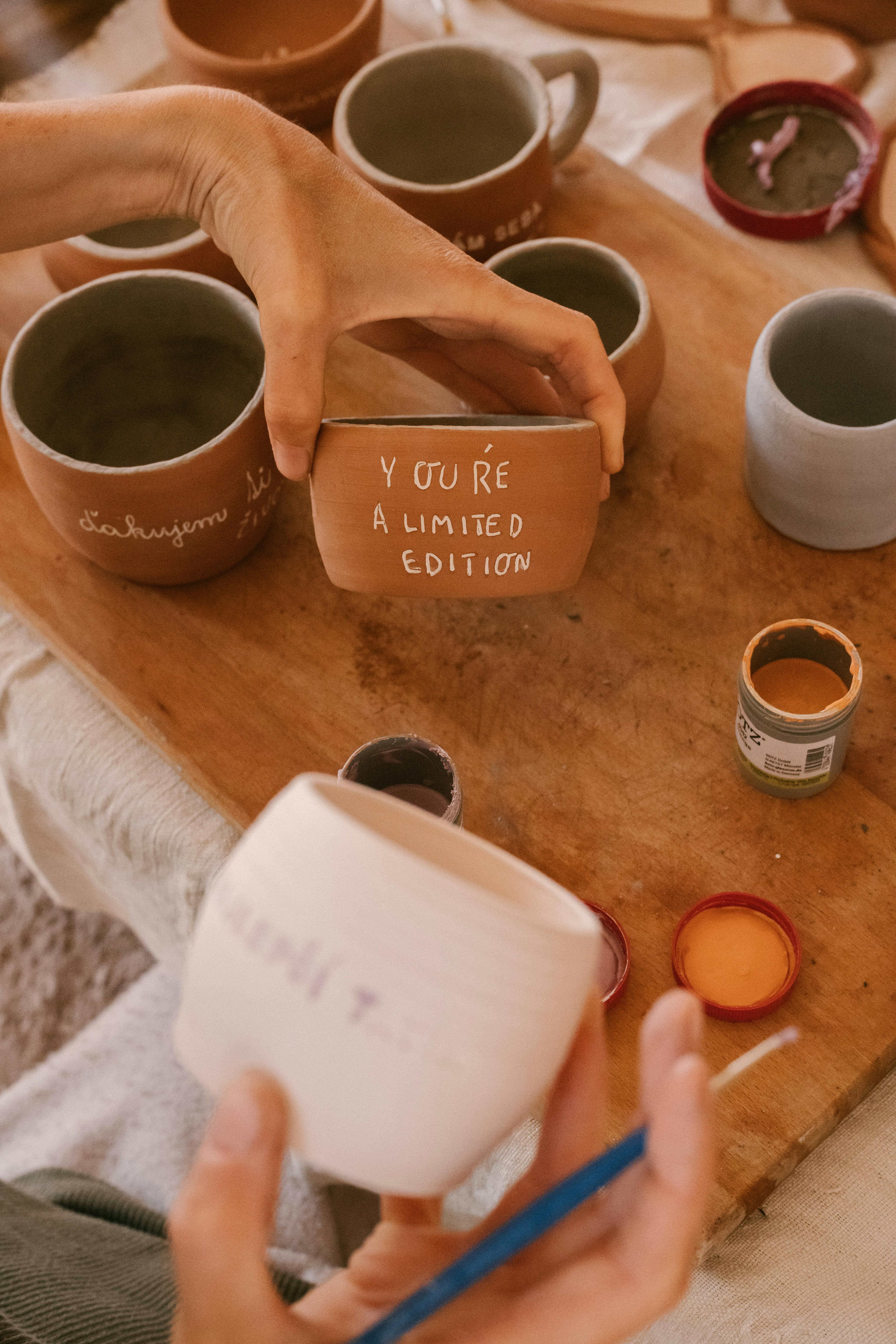 grátis Criação criativa de cerâmica com citações inspiradoras personalizadas em um ambiente artístico. Foto profissional