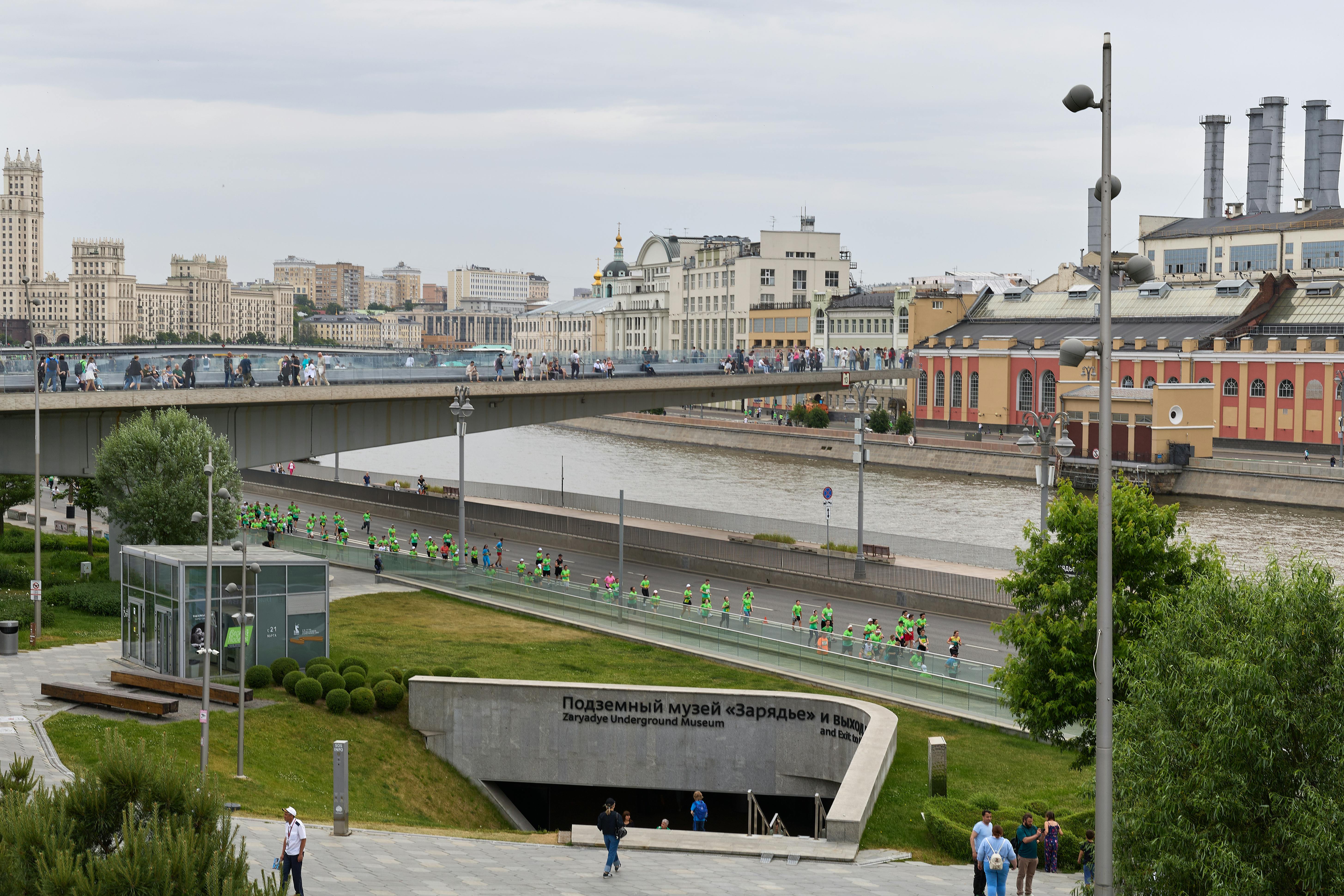Rotterdam'ın modern mimarisi ve yeşil alanları arasında çocuklarıyla vakit geçiren mutlu bir aile.