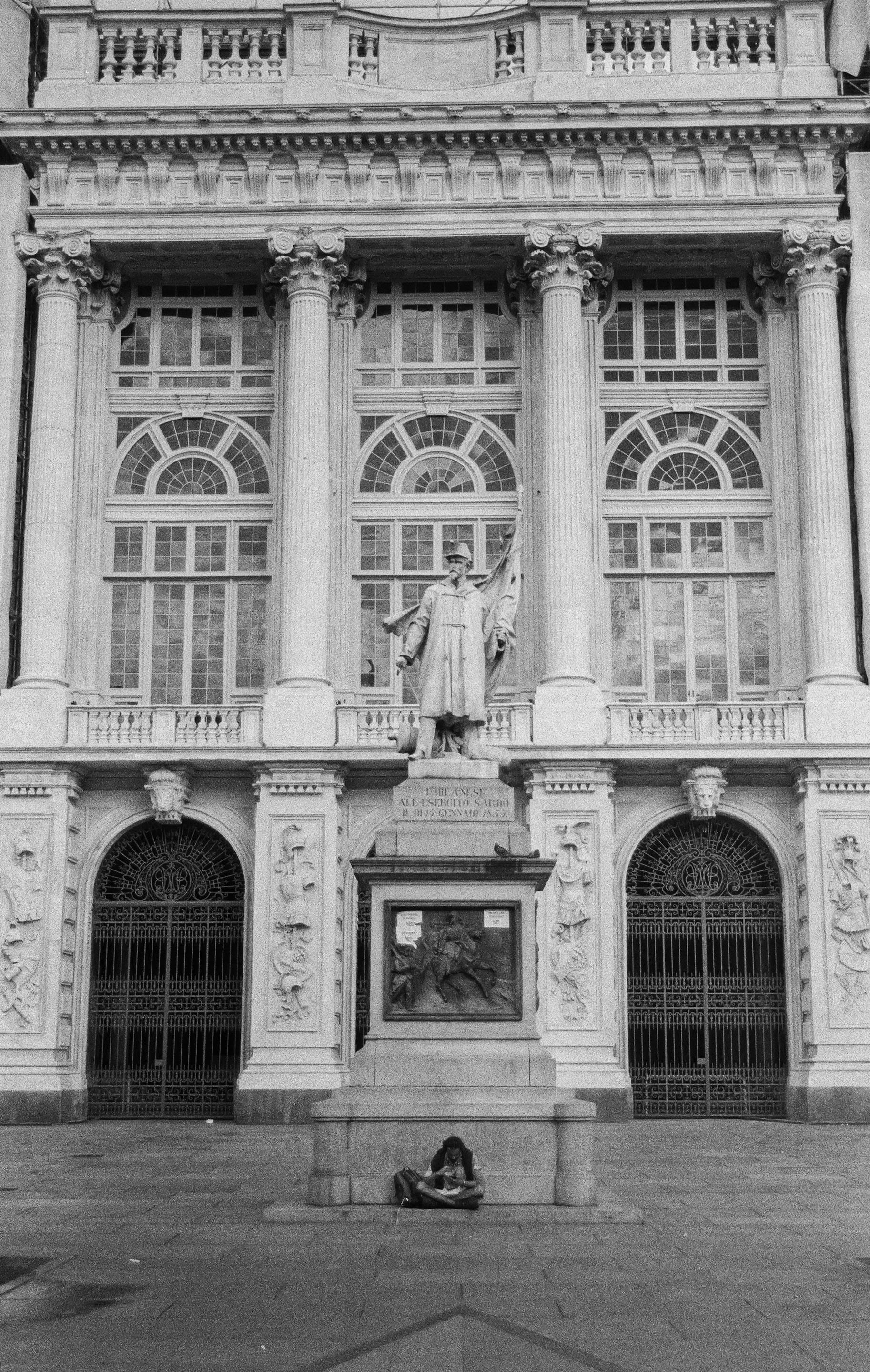 Ücretsiz Torino'daki Palazzo Carignano'nun belirgin bir heykelle birlikte siyah beyaz fotoğrafı. Stok Fotoğraflar