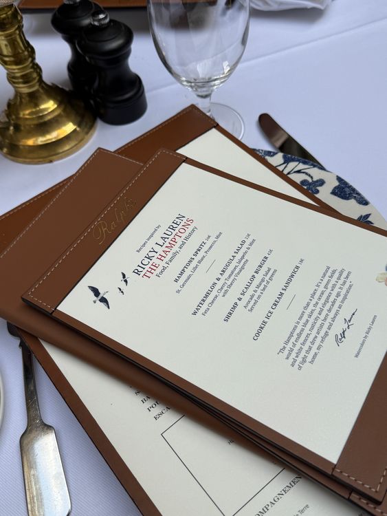 Elegante Mesa De Restaurante Con Menús · Foto de stock gratuita