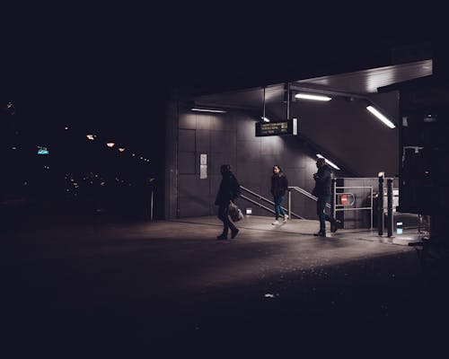 Pessoas Saindo Da Estação De Metrô